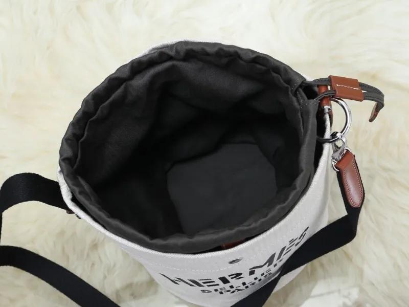 Hermes Off-White Canvas Bucket Shoulder Bag - Image 8
