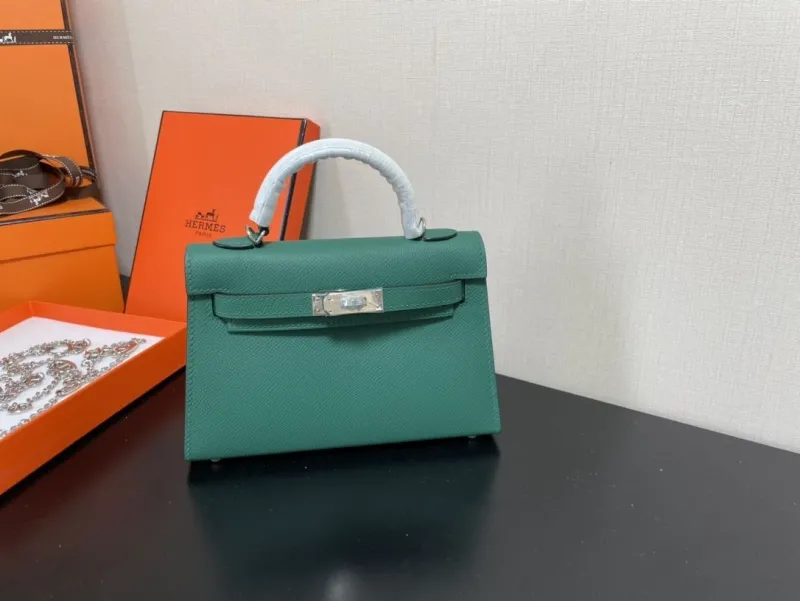 Hermes Kelly 229 Green Leather Handbag