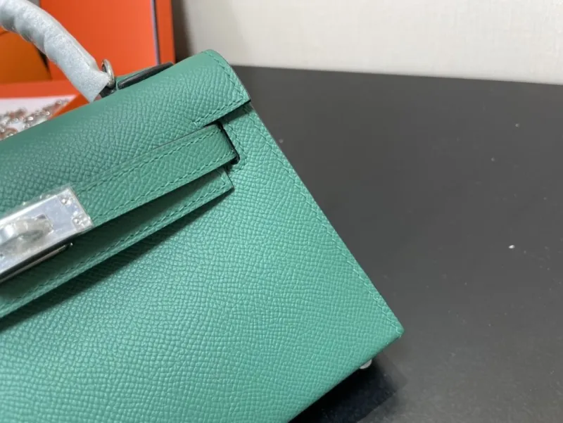 Hermes Kelly 229 Green Leather Handbag - Image 4