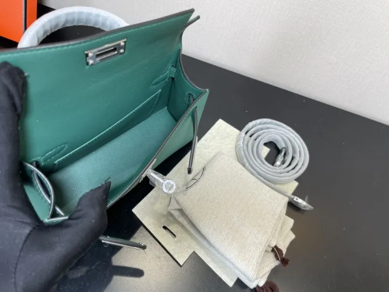 Hermes Kelly 229 Green Leather Handbag - Image 9