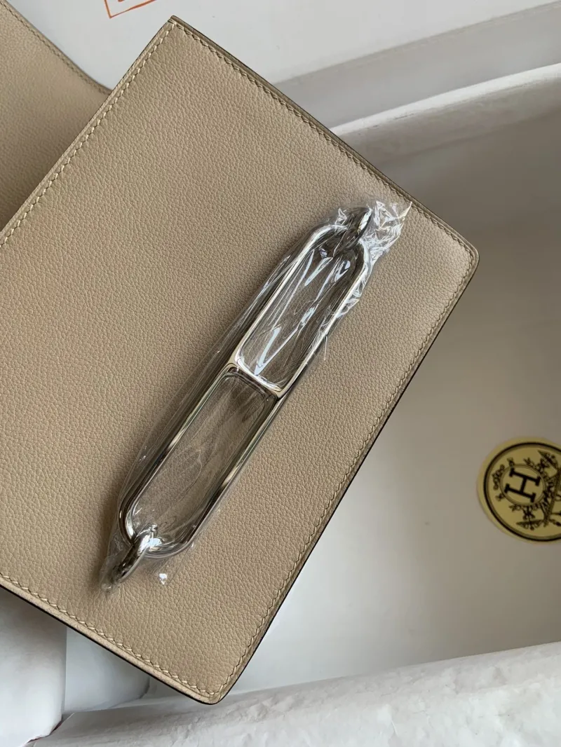 Hermes Roulis 21 Beige Leather Crossbody Bag - Image 4