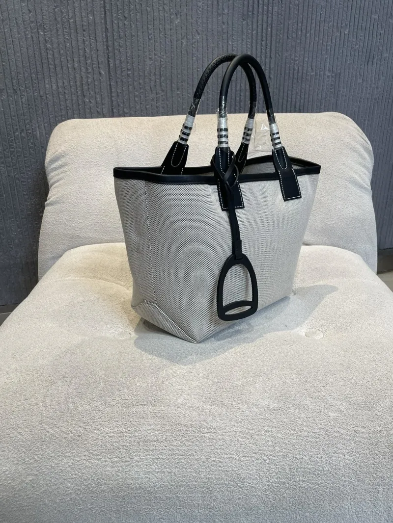 Hermes 92 Gray Canvas Tote Bag - Image 4