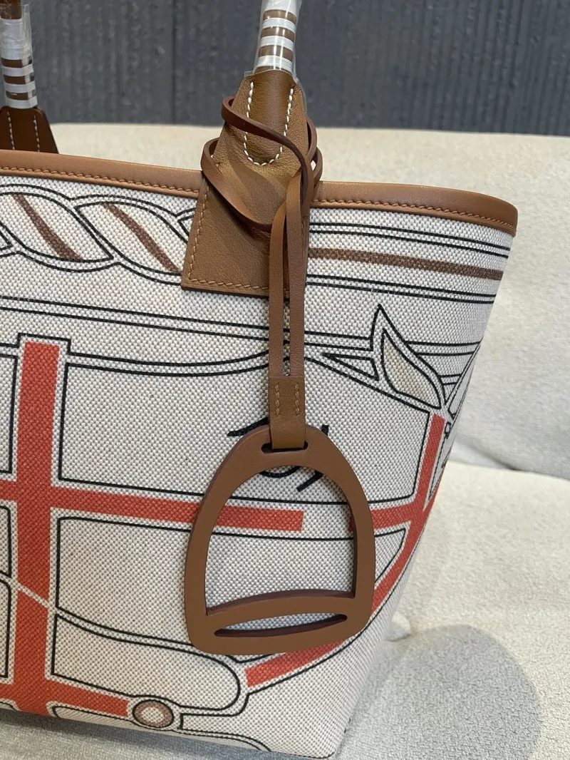 Alternative view of Hermes Beige Canvas Tote Bag 152