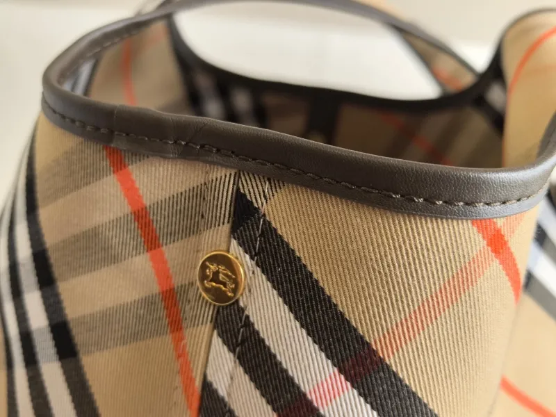 Burberry Archive Check Hobo Bag with Mini Pouch - Image 4
