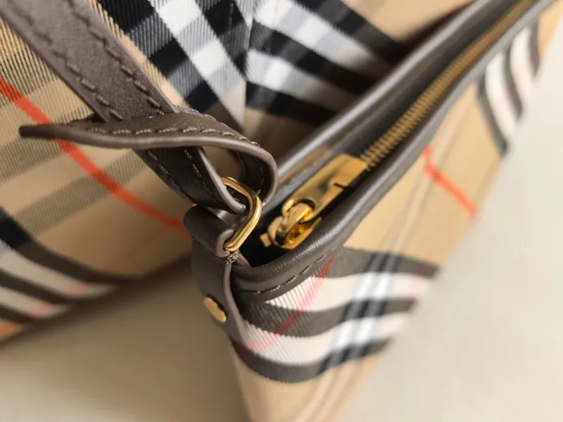 Burberry Archive Check Hobo Bag with Mini Pouch - Image 6