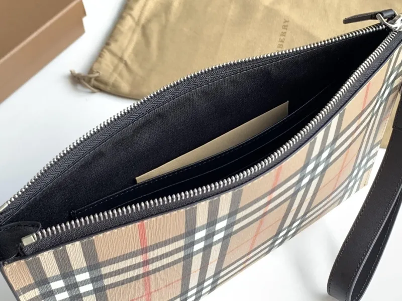 Burberry Vintage Check Wristlet Clutch Bag - Image 7