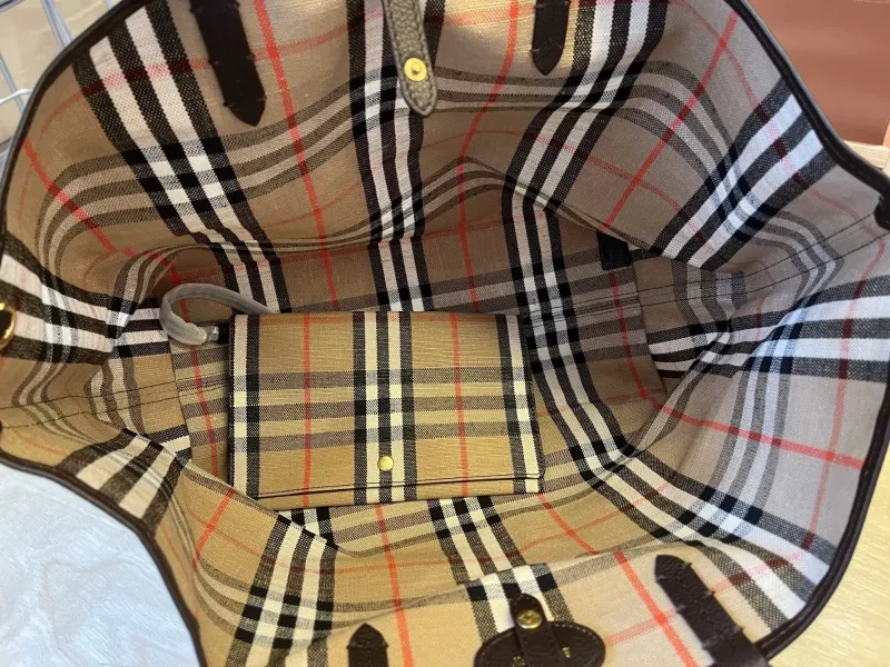 Burberry Signature Check Tote Bag - Image 6