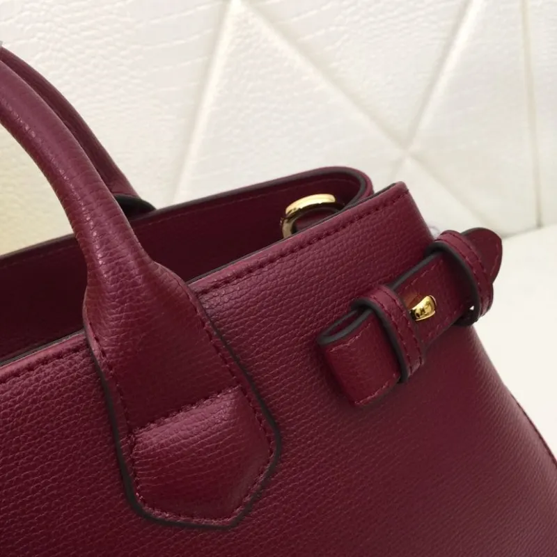Burberry Shopping Bags-101 - Image 4