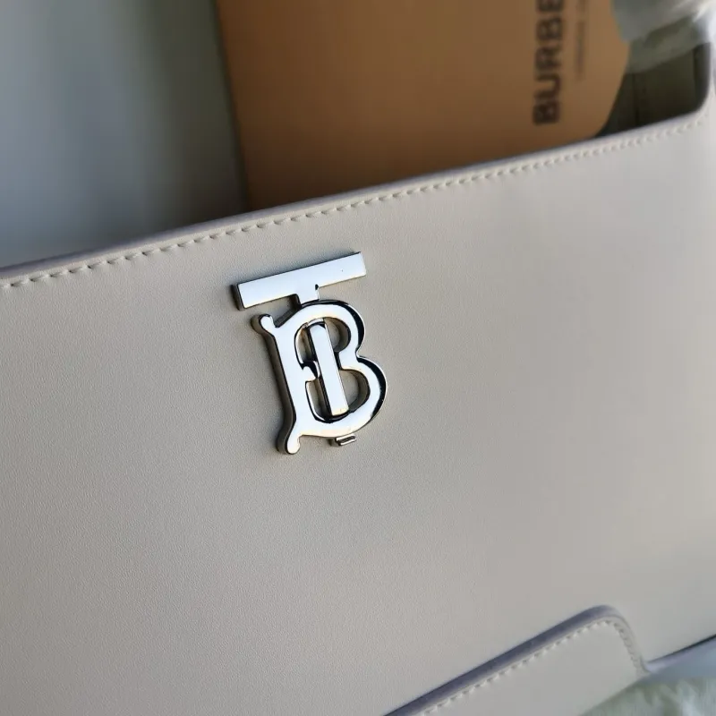 Burberry White Leather Shoulder Bag - Image 3