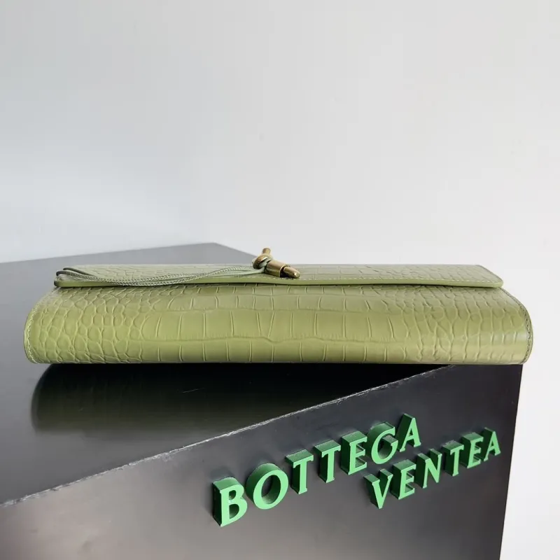 Bottega Ventea Green Crocodile Embossed Clutch Bag - Image 3