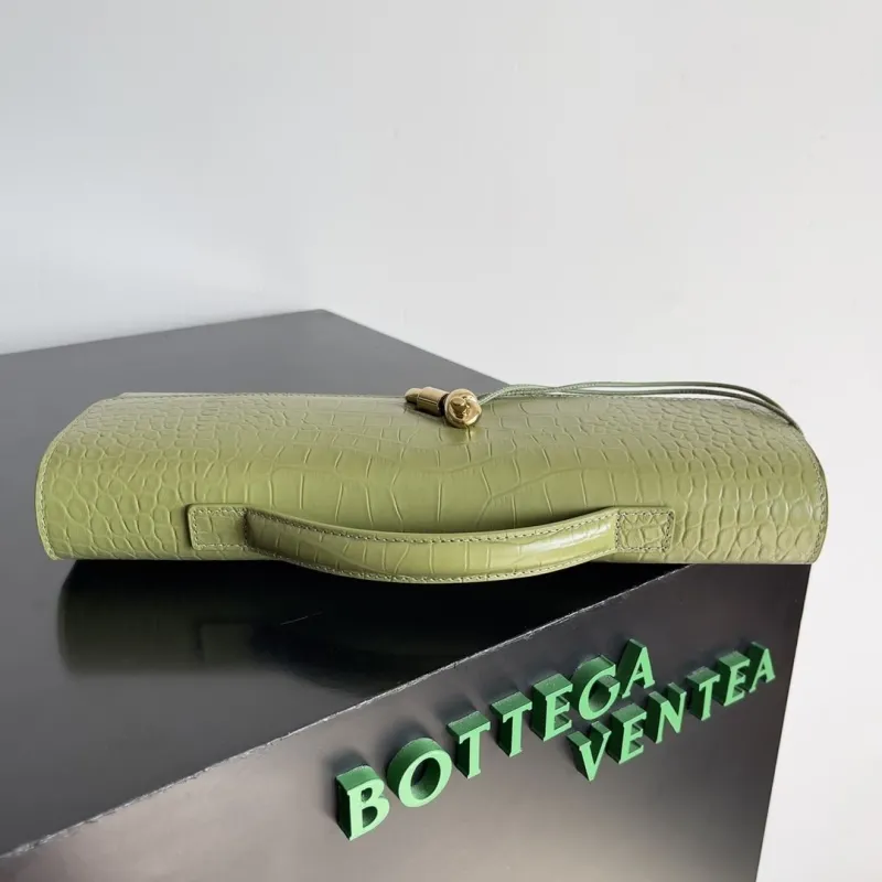 Bottega Ventea Green Crocodile Embossed Clutch Bag - Image 4