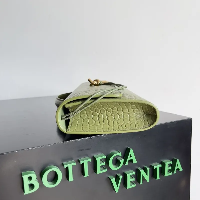 Bottega Ventea Green Crocodile Embossed Clutch Bag - Image 6