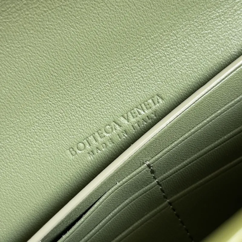 Bottega Ventea Green Crocodile Embossed Clutch Bag - Image 8