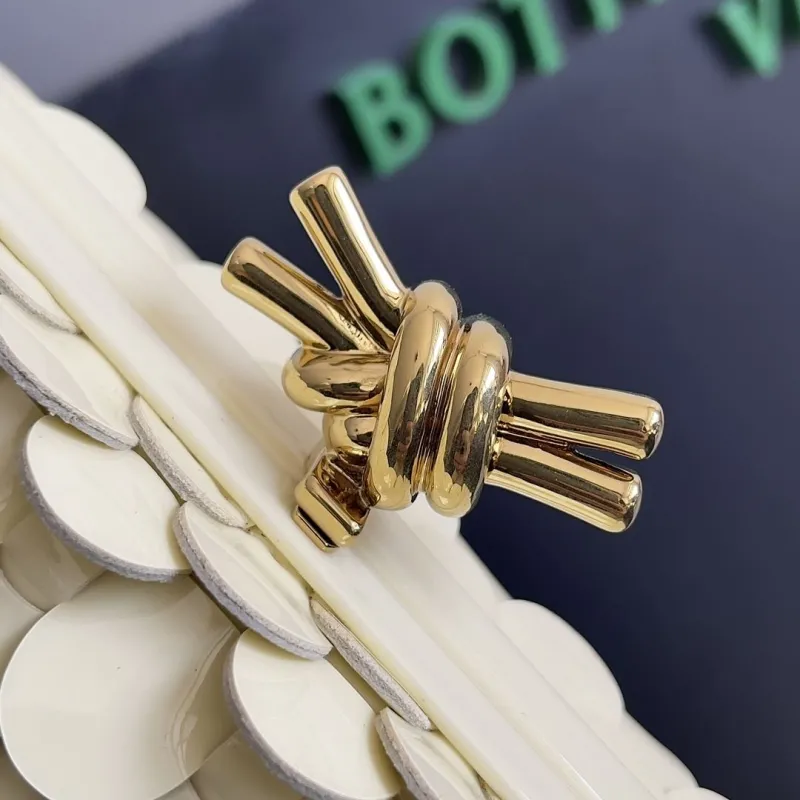 Bottega Veneta Cream Scale Clutch Bag - Image 3