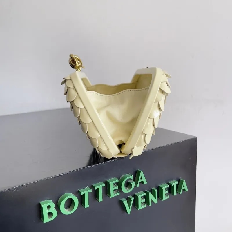 Bottega Veneta Cream Scale Clutch Bag - Image 5