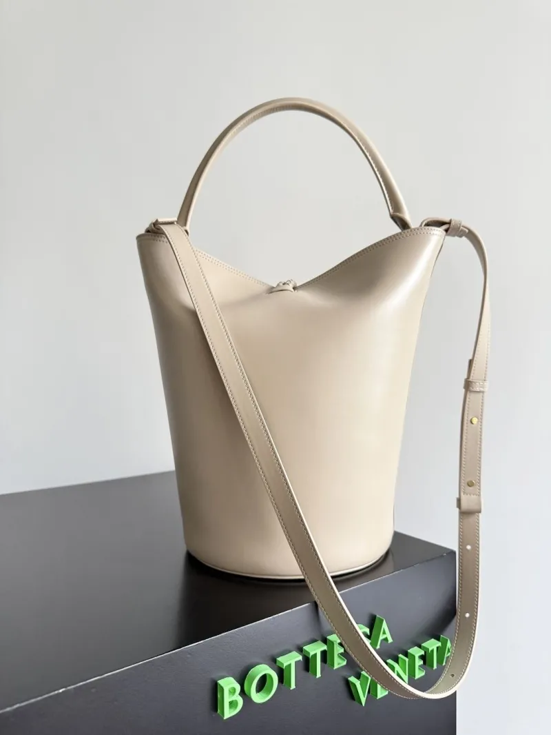 Bottega Veneta Beige Leather Bucket Bag - Image 3