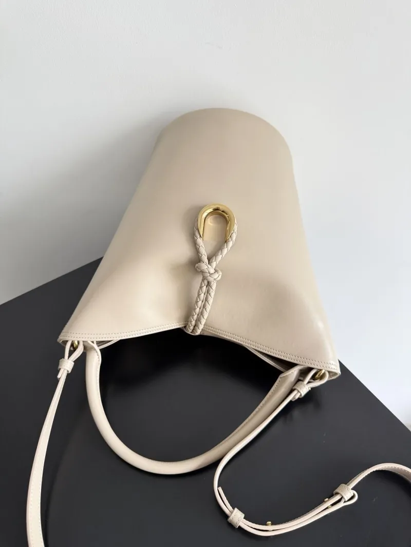 Bottega Veneta Beige Leather Bucket Bag - Image 4