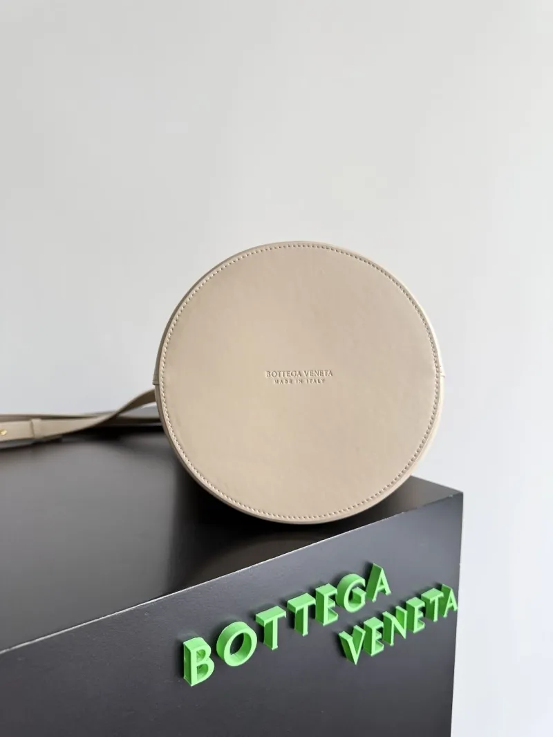 Bottega Veneta Beige Leather Bucket Bag - Image 5