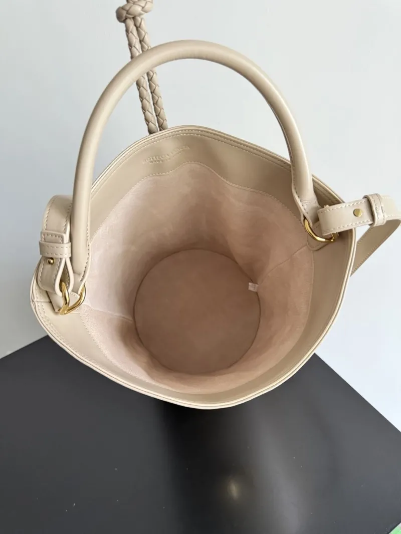 Bottega Veneta Beige Leather Bucket Bag - Image 9