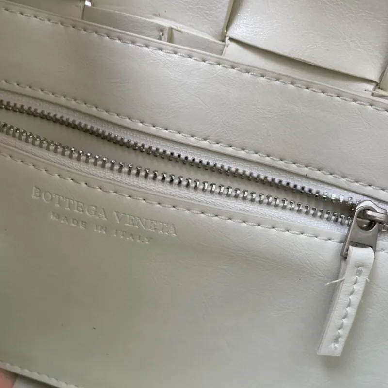 Bottega Veneta Ivory Crossbody Satchel Bag S03040 23cm - Image 9