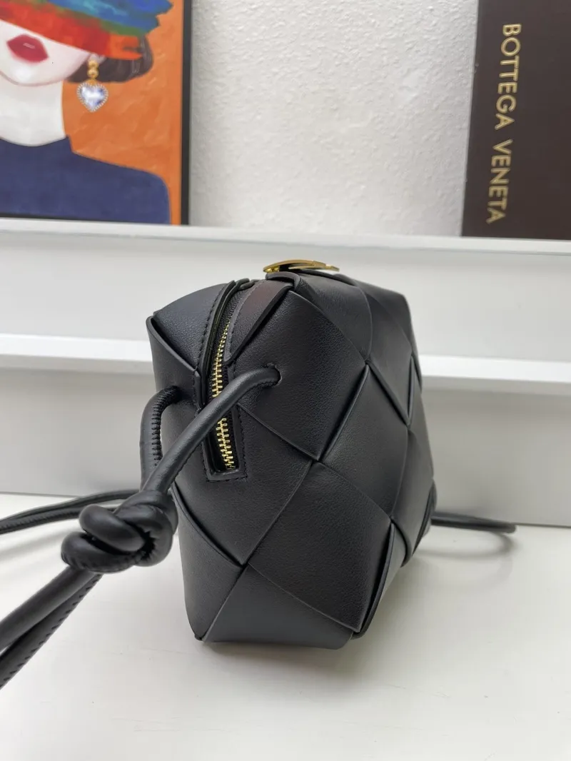 Bottega Veneta Black Woven Bucket Crossbody Bag S001 - Image 5