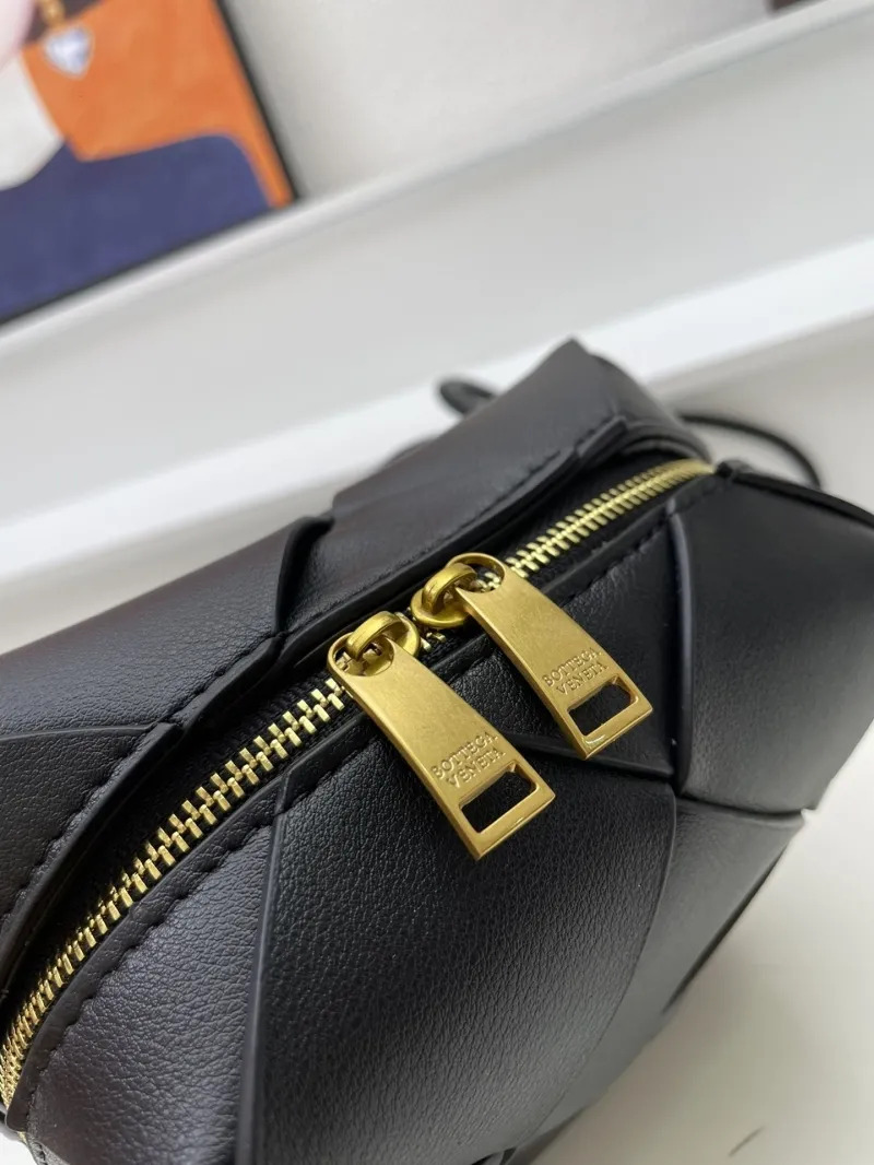 Bottega Veneta Black Woven Crossbody Bucket Bag S001 - Image 4