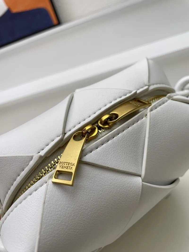 Bottega Veneta White Woven Crossbody Bag S001 - Image 4