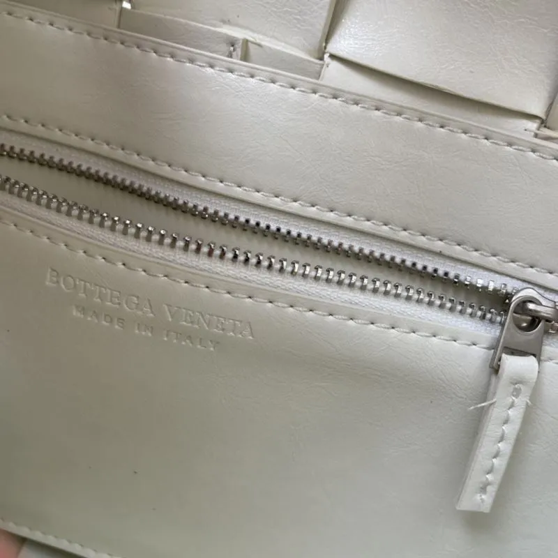 Bottega Veneta White Leather Satchel Bag S03040 23cm - Image 9