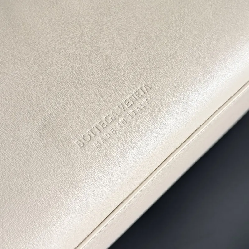 Bottega Veneta Beige Top Handle Leather Bag - Image 6