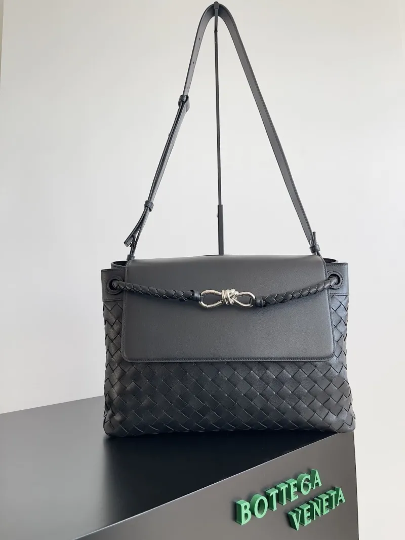 Bottega Veneta Black Shoulder Bag 176