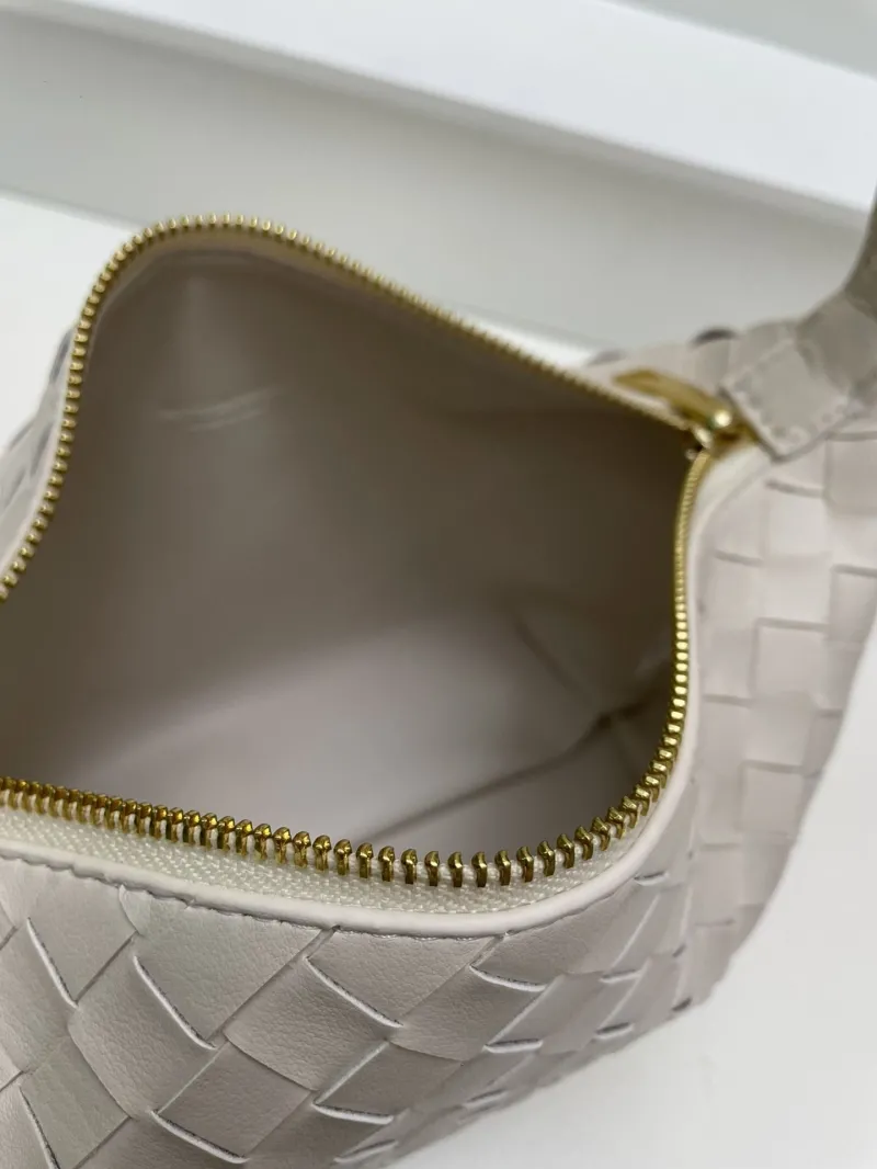 BV Off White Woven Top Handle Bag S01901 - Image 7