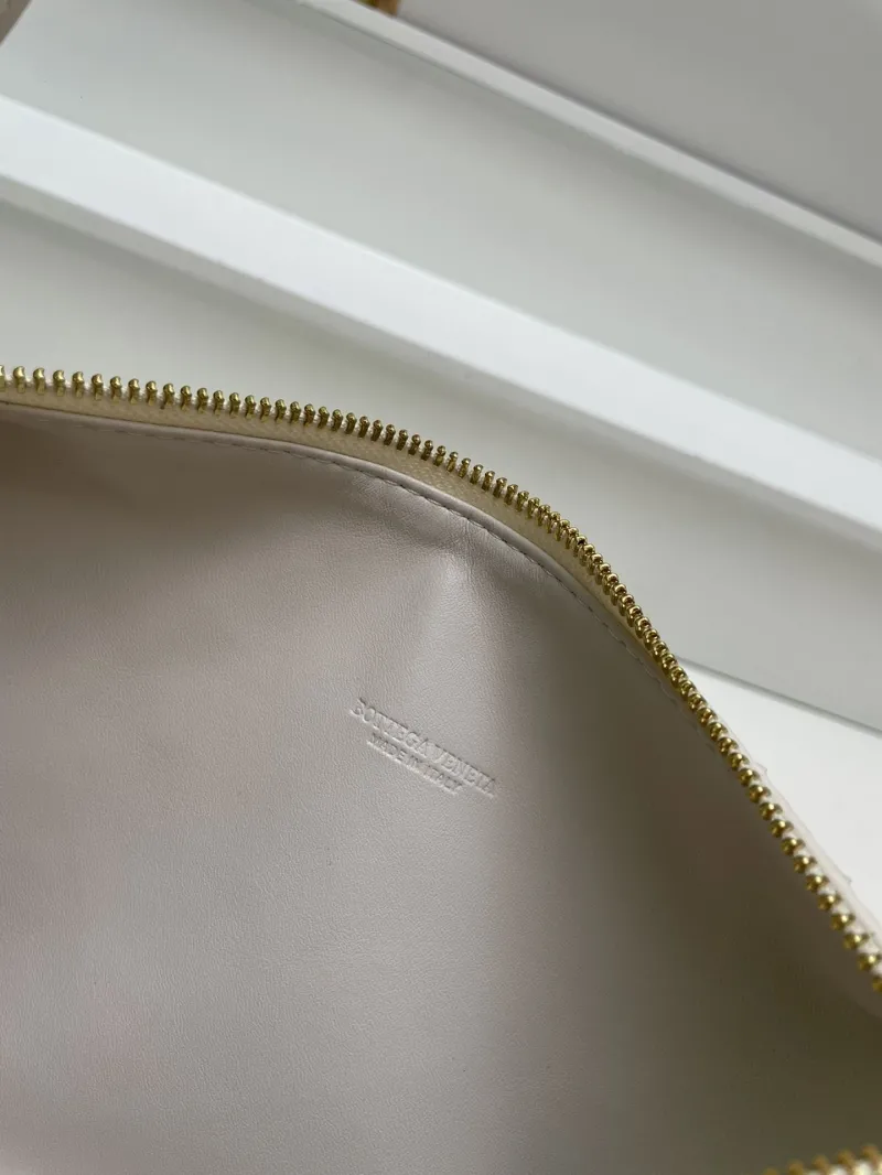 BV Off White Woven Top Handle Bag S01901 - Image 8