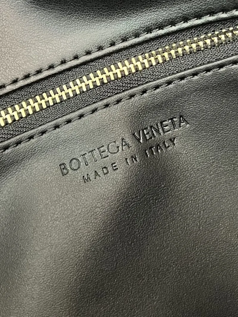 BV 1H8918 Black Leather Shoulder Bag - Image 8