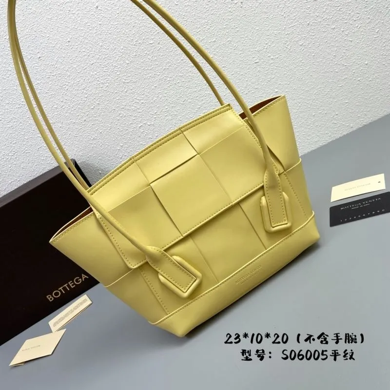 Bottega Veneta S06005 Pale Yellow Leather Shoulder Tote Bag - Image 3