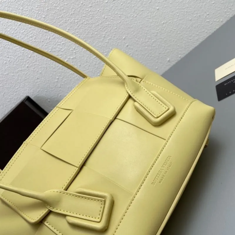 Bottega Veneta S06005 Pale Yellow Leather Shoulder Tote Bag - Image 4