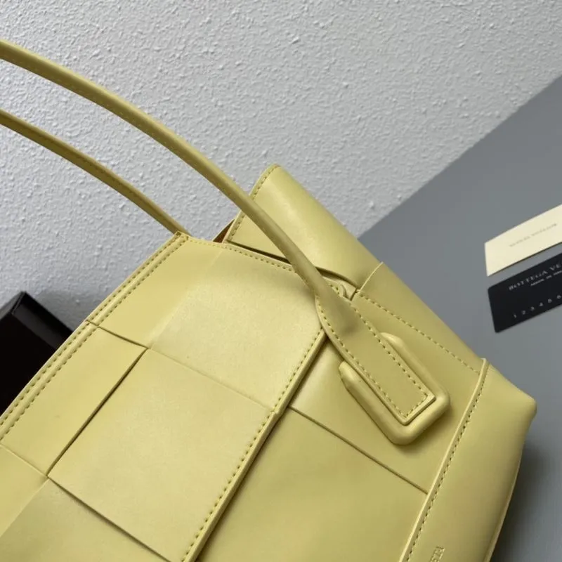 Bottega Veneta S06005 Pale Yellow Leather Shoulder Tote Bag - Image 5