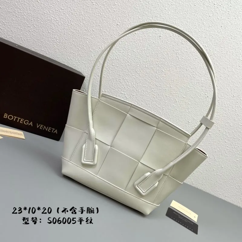 Alternative view of BV Handle Bags-3