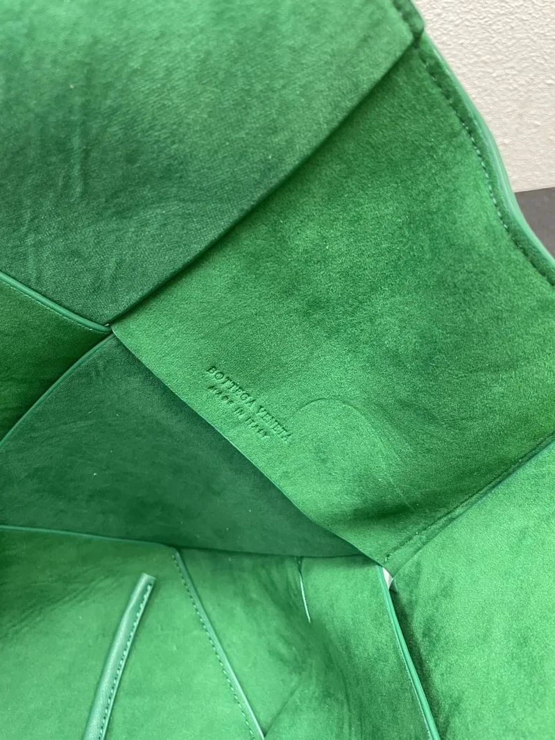 Bottega Veneta Green Tote Bag with Pouch s06006 - Image 8