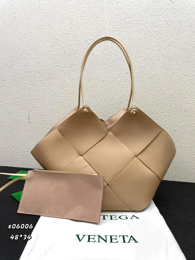 Bottega Veneta Beige Woven Tote Bag with Pouch s06006