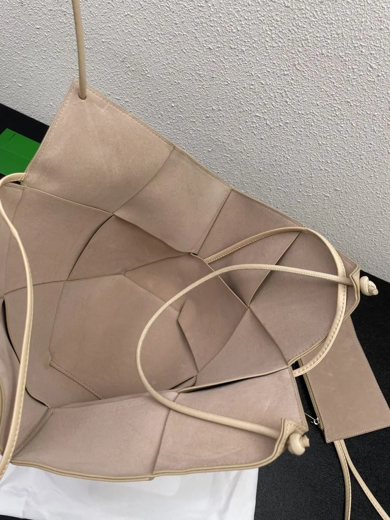 Bottega Veneta Beige Woven Tote Bag with Pouch s06006 - Image 8
