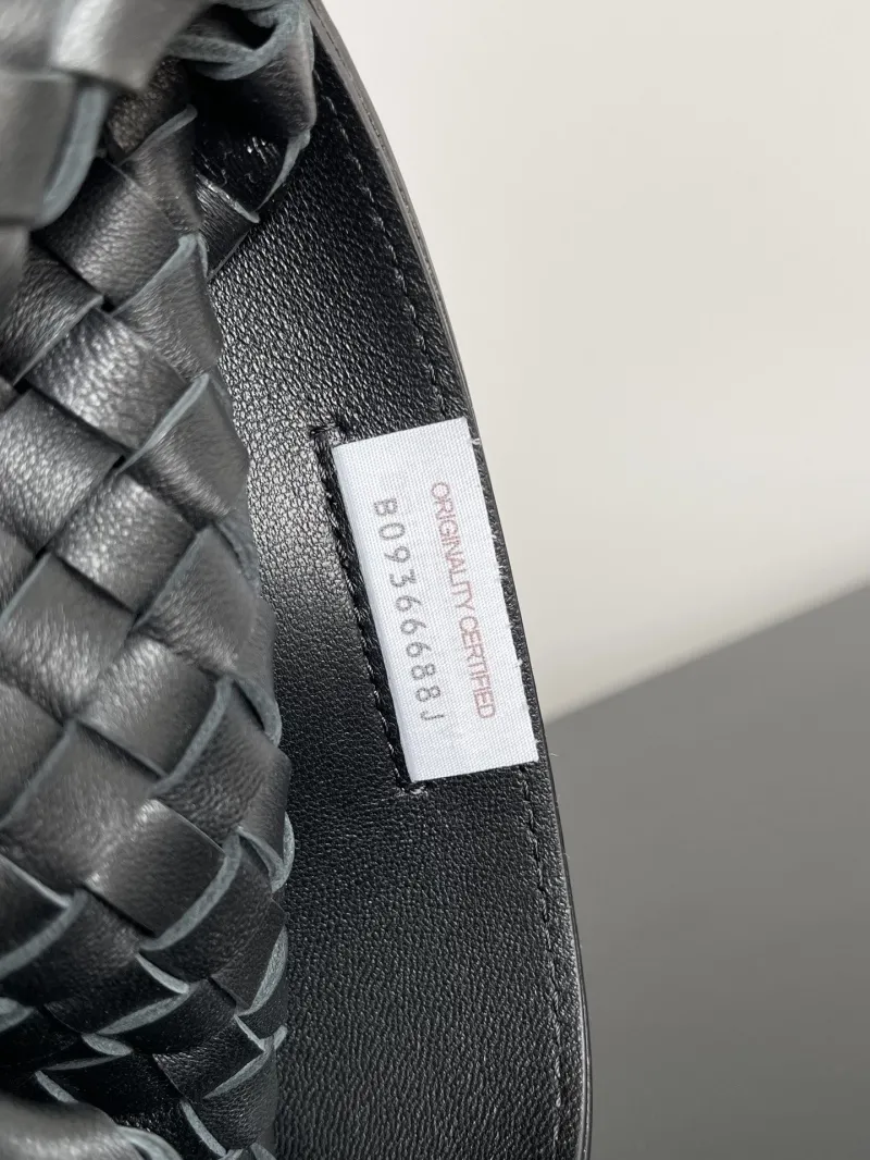 Bottega Veneta Black Woven Leather Tote Bag - Image 8