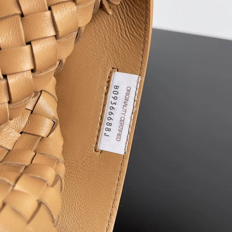 Bottega Veneta Tan Woven Leather Tote Bag - Image 7
