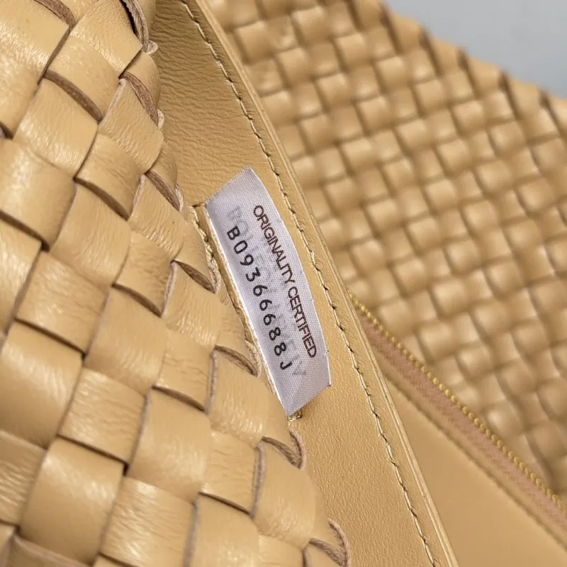 Bottega Veneta Beige Intrecciato Tote Bag B09366688J - Image 3