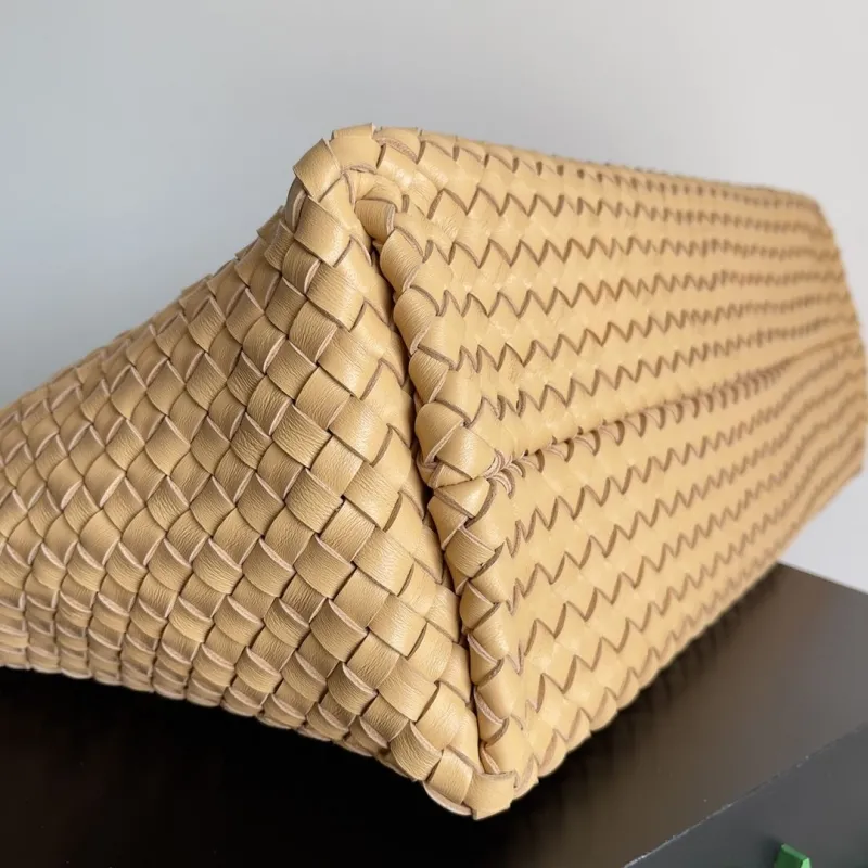 Bottega Veneta Beige Intrecciato Tote Bag B09366688J - Image 6