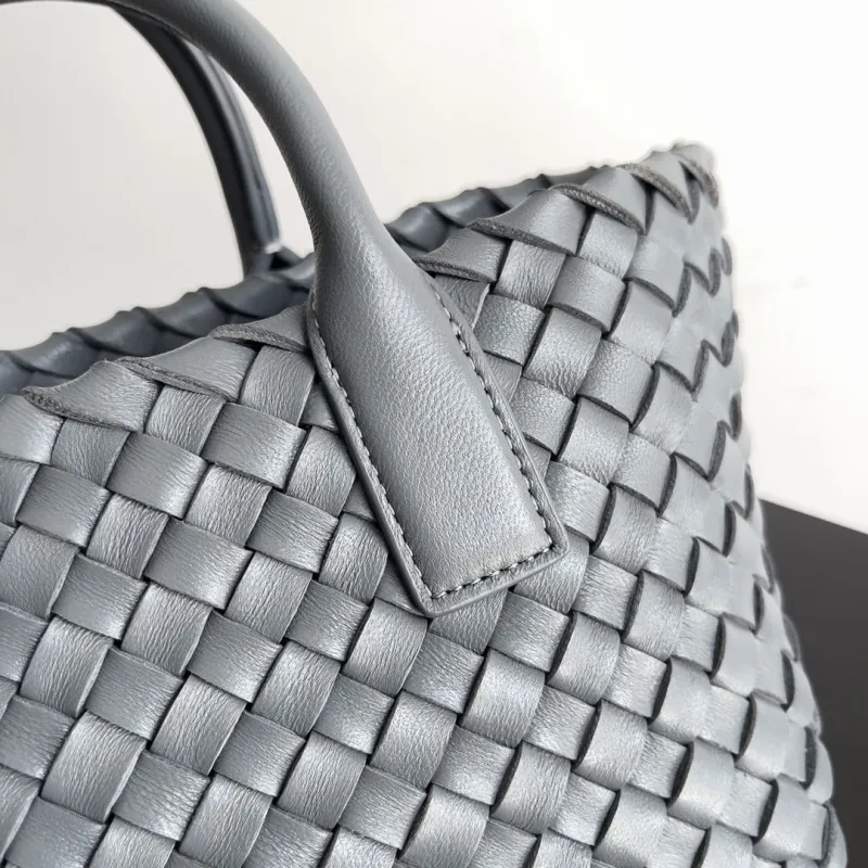 Bottega Veneta Gray Woven Leather Handbag - Image 5