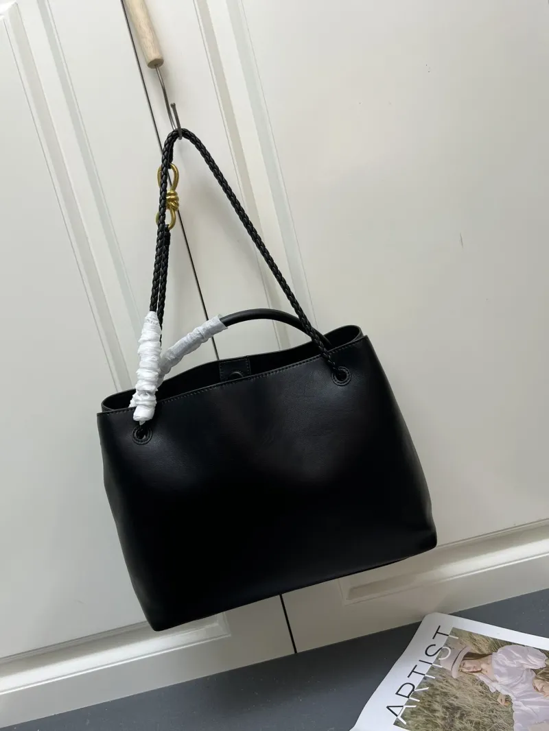 Bottega Veneta Black Leather Tote Bag S05022 - Image 4