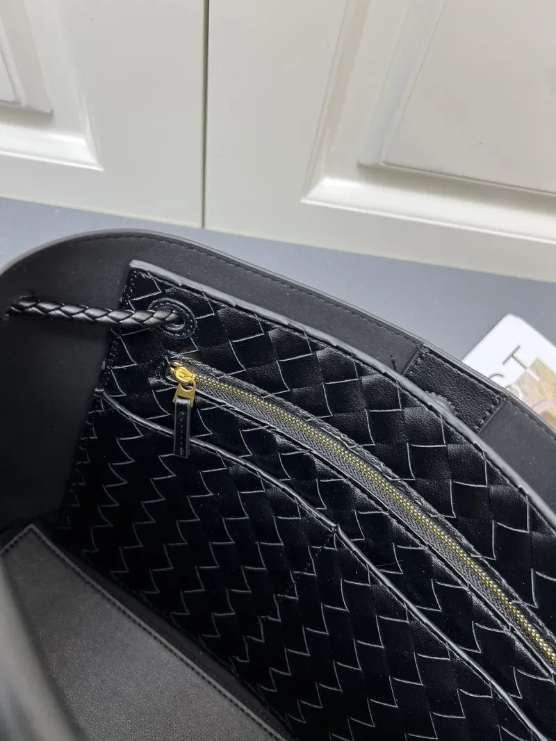 Bottega Veneta Black Leather Tote Bag S05022 - Image 10