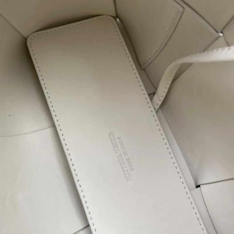 Bottega Veneta Off-White Tote Bag with Pouch S06002 - Image 8