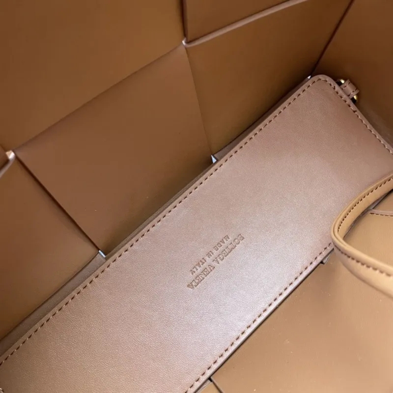 Bottega Veneta Brown Leather Tote Bag S06002 - Image 9