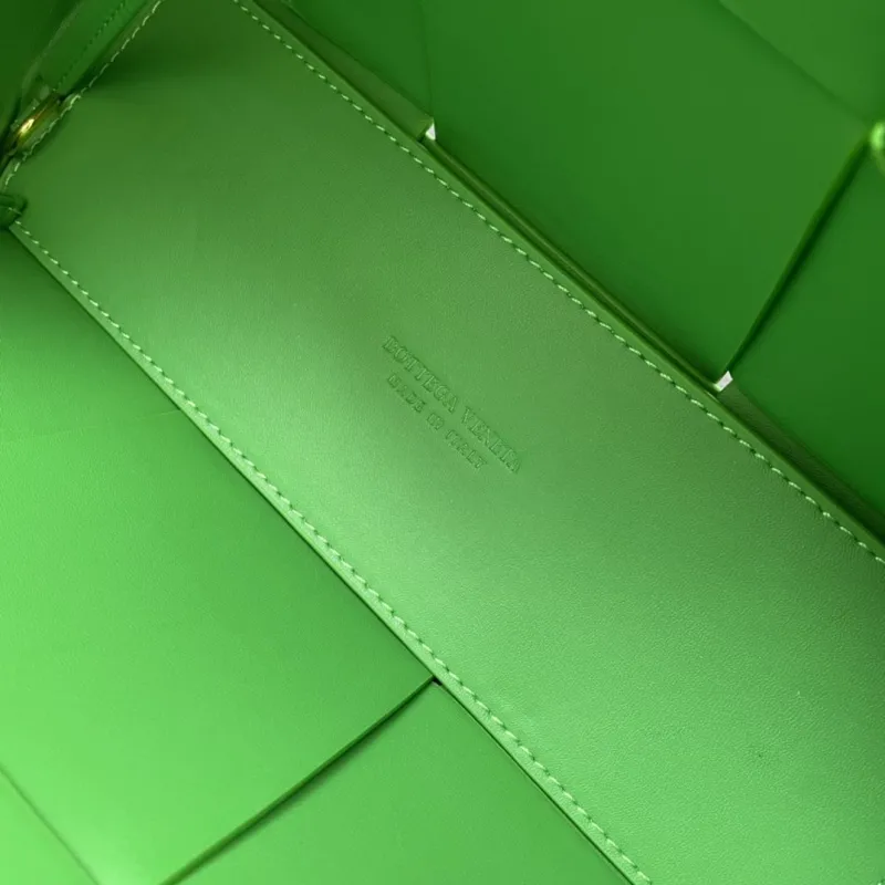 Bottega Veneta Green Tote Bag S06002 - Image 9